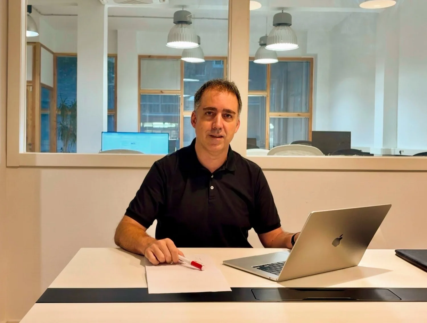 Igor Laburu, fundador de Gako AI Labs, en la oficina de ByteLab